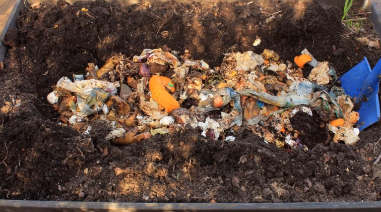 Fabriquer un bac de compost solide avec des matériaux récupérés