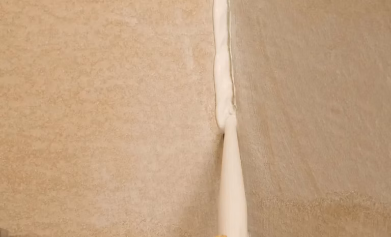 Enlever colle sur PVC : méthodes et astuces efficaces